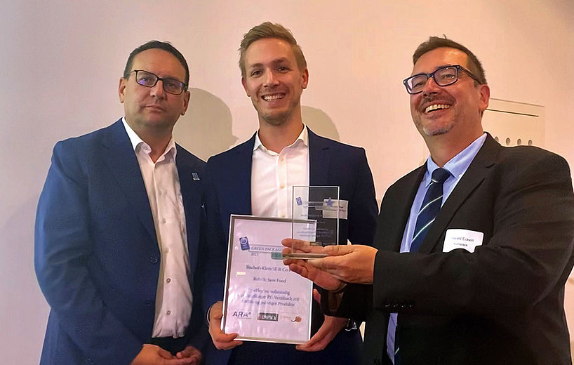 Pracownik Bischof+Klein podczas ceremonii wręczenia nagrody Green Star Award, trzymający certyfikat w dłoni