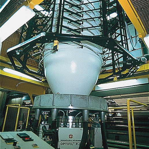 More modern and larger extruder in the production hall for producing flexible plastic packaging