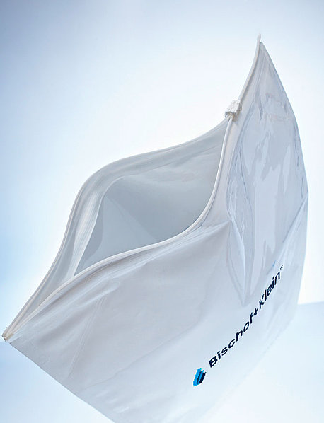 Produktfoto des U-Pack® in weiß mit Bischof+Klein Logo von oben mit offener Öffnung