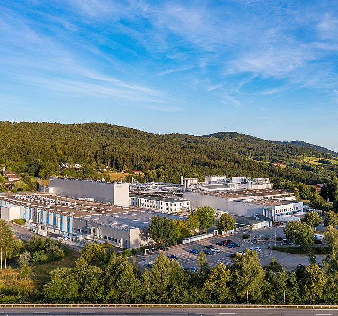 Zu sehen ist das Werk in Konzell. Die verschiedenen Produktionshallen sowie Bürogebäude sind zu erkennen