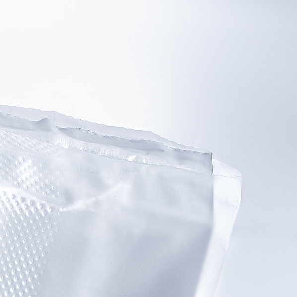 Produktfoto vom Stratapac in weiß sowie die Öffnung des Stratapac