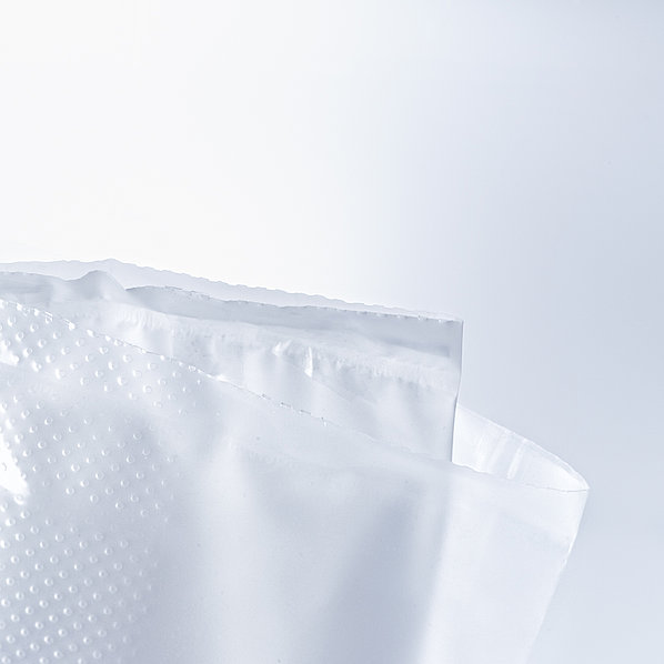 Produktfoto vom Stratapac in weiß sowie die Öffnung des Stratapac