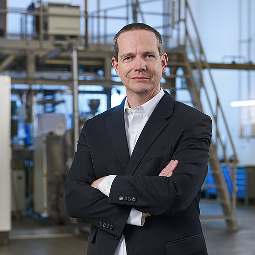 Portrait von CEO Dr. Tobias Lührig in der Produktion