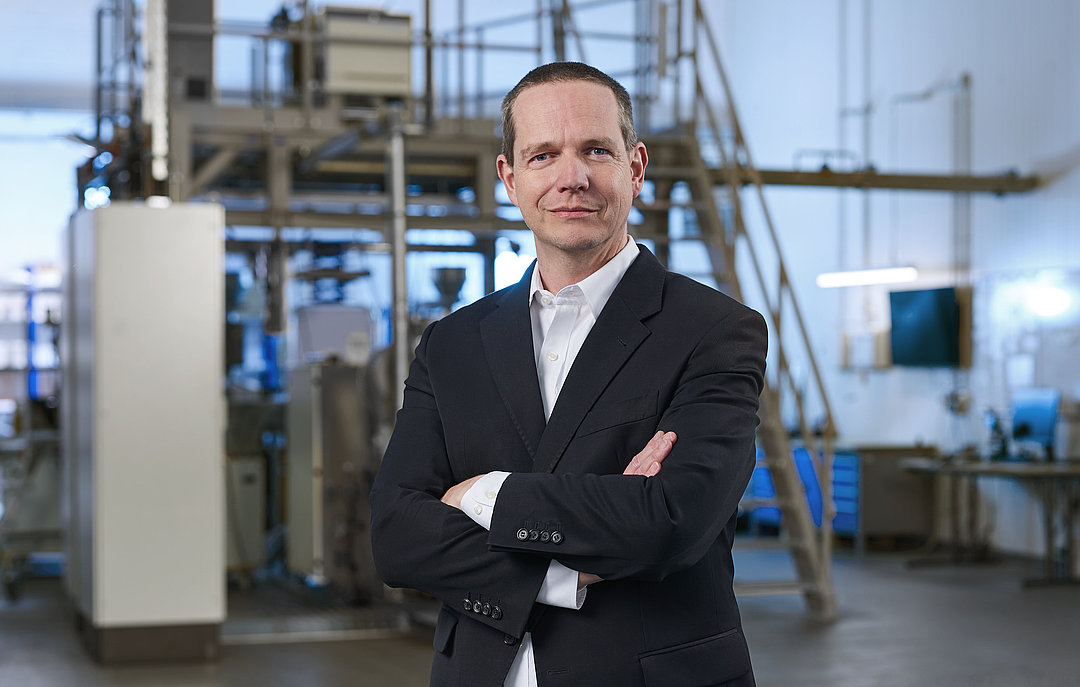 Portrait von CEO Dr. Tobias Lührig in der Produktion