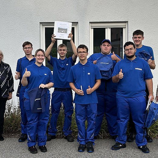 Seven new trainees in Konzell with training manager Wolfgang Schollerer and plant manager Armin Kienberger. The trainees are wearing blue Bischof+Klein T-shirts and blue work pants