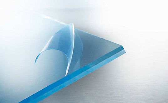 Eine TacFlex® Oberflächenschutzfolien für weitere Anwendungen wird von einer Oberfläche abgezogen