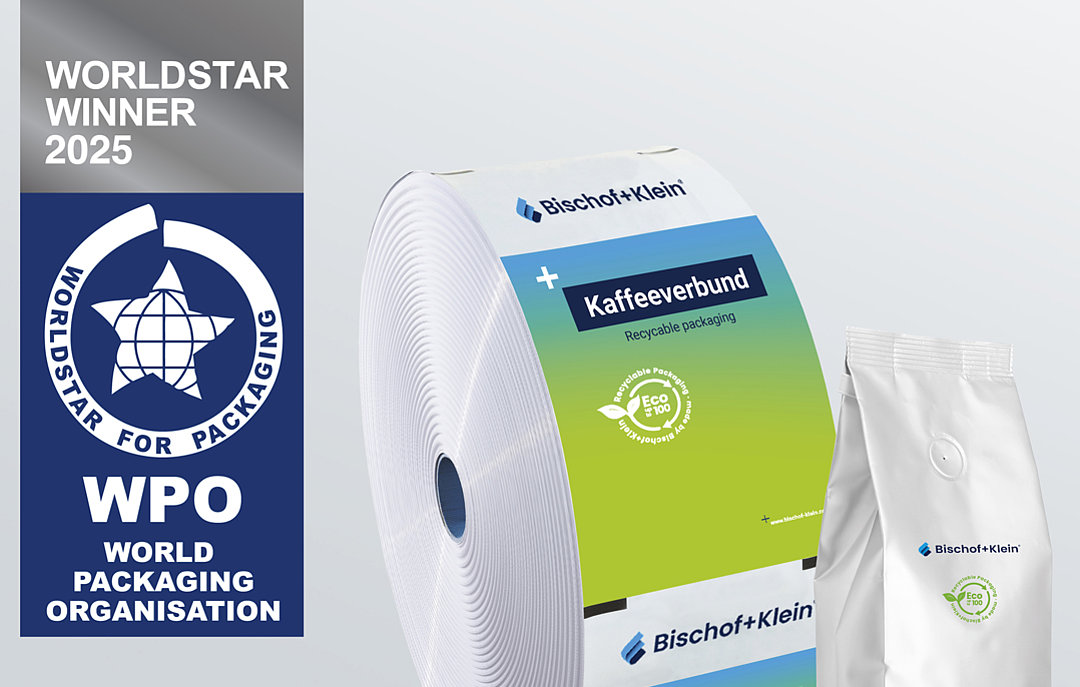 Zu sehen sind eine Kaffeeverbundfolie im grün-blauen Bischof+Klein Design als Rollenware sowie eine konfektionierte silberne Kaffeeverpackung. Darüber ist das WorldStar Gewinner Logo platziert. Darauf steht WorldStar Winner 2025, World Packaging Organisation