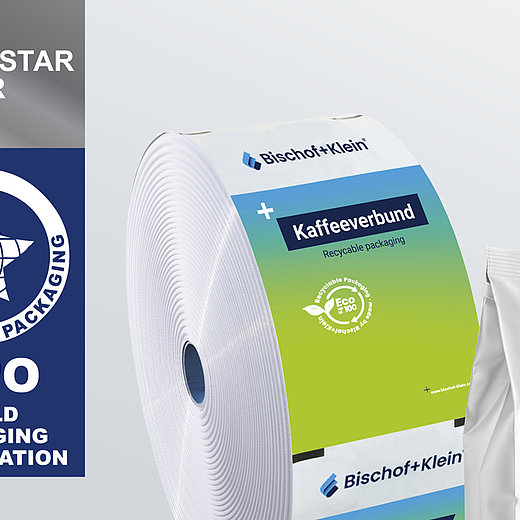 Zu sehen sind eine Kaffeeverbundfolie im grün-blauen Bischof+Klein Design als Rollenware sowie eine konfektionierte silberne Kaffeeverpackung. Darüber ist das WorldStar Gewinner Logo platziert. Darauf steht WorldStar Winner 2025, World Packaging Organisation