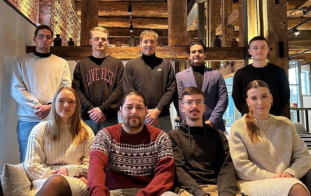 Gruppenfoto von neun ehemaligen Auszubildenden, die ihre Ausbildung in Lengerich gemacht haben und nun ihre Abschlussfeier feiern