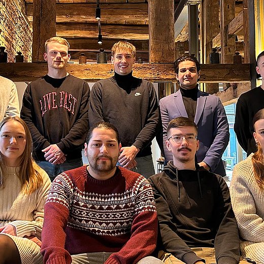 Gruppenfoto von neun ehemaligen Auszubildenden, die ihre Ausbildung in Lengerich gemacht haben und nun ihre Abschlussfeier feiern