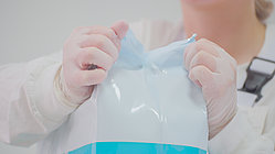 Nahaufnahme der Öffnung des SepaFlex®, zwei Hände in Handschuhen halten die Öffnung in der Hand