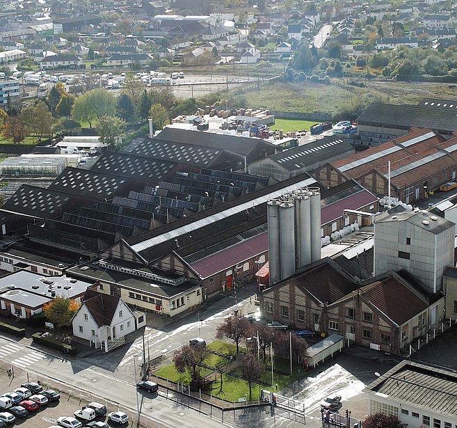 The picture shows the Pont-Audemer plant in France. The various production halls and office buildings can be seen