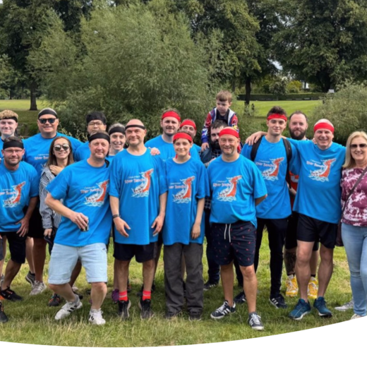 Einige Kollegen von unserem Standort in der UK. Sie tragen ein blaues T-Shirt mit einem Drachenlogo. Das Foto ist nach dem Bootsrennen entstanden
