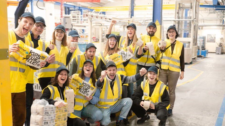 Pracownik Bischof+Klein wraz z pracownikami Wildplastic, Goldeimer i Wepa w hali produkcyjnej